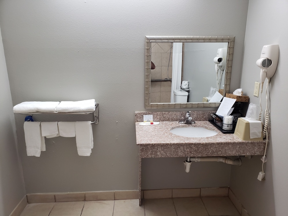 Days Inn Suites By Wyndham Cleburne Tx 40/42