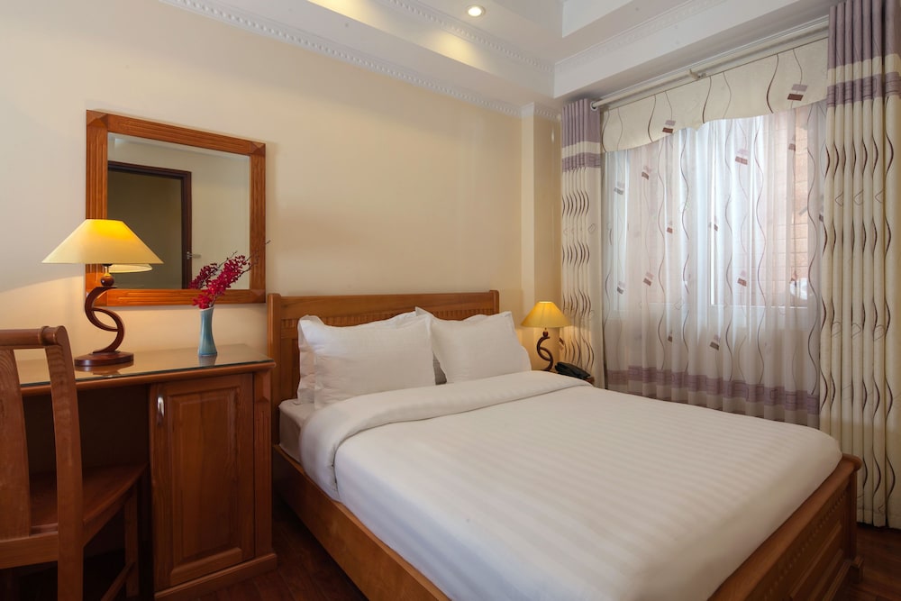 Lucky 3 Hotel 11/36