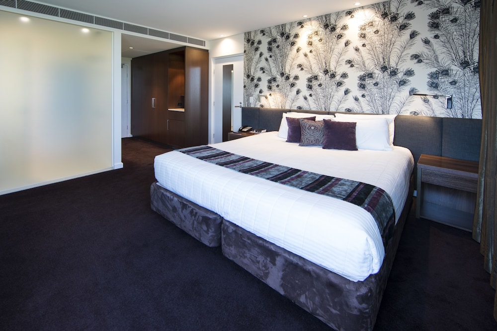 DELUXE, KING BED