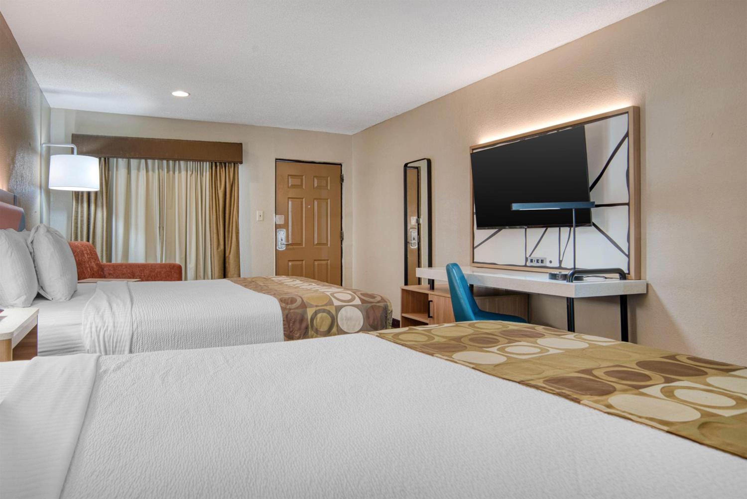 Room, 1 Double and 2 Queen Beds, Large، Best Western Vicksburg 5/9