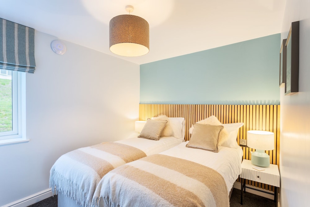 3 Bedrooms, 1 King and 4 Single Beds, Sea View, Sauna, Hot Tub