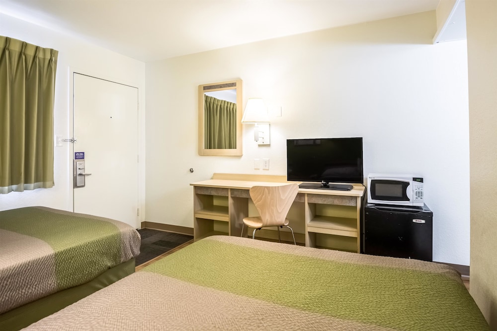 Motel6 Pueblo, CO - I-25 40/52