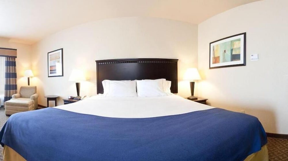 Holiday Inn Express Delano Hwy 99 18/49