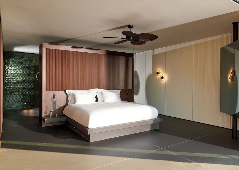 Royal, Land, Suite, King Bed, Sofa