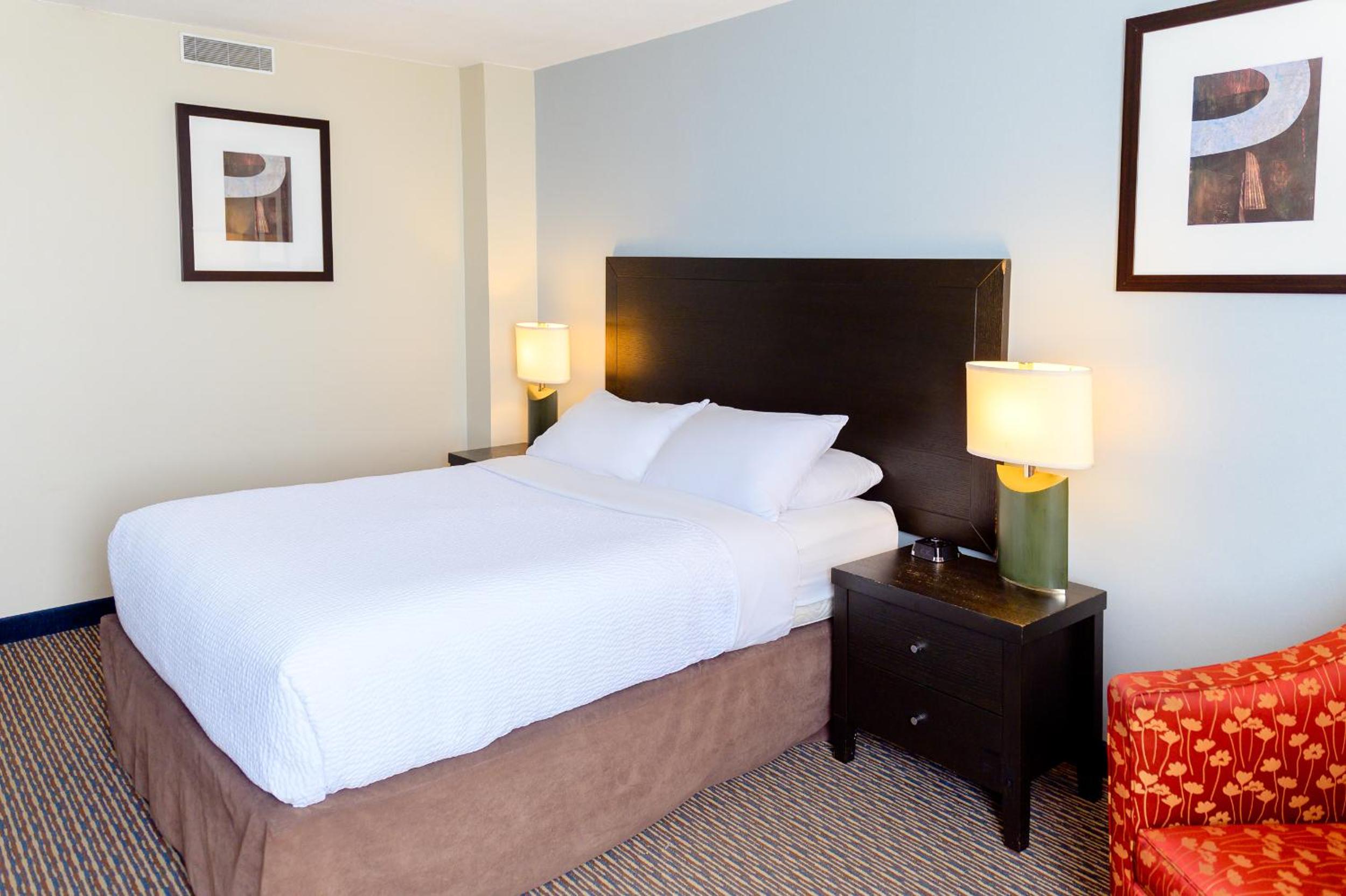 غرفة قياسية بسرير كينج وسرير كوين