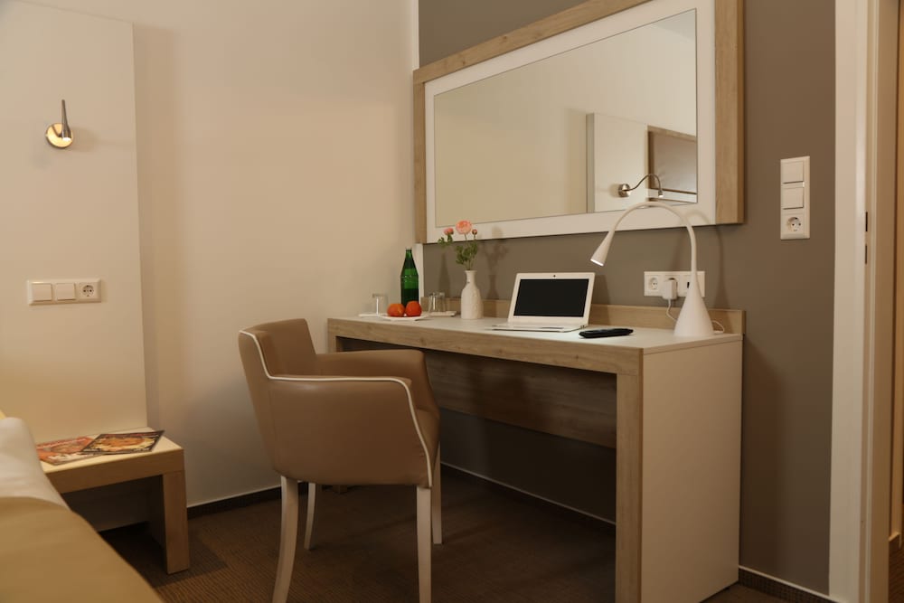 Confour Hotel 50/50