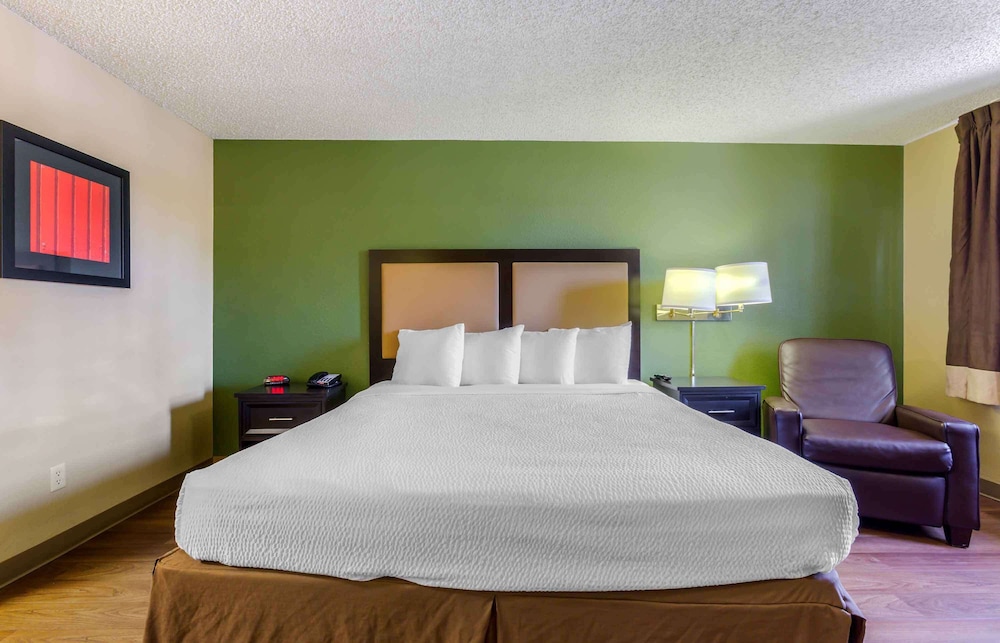 Extended Stay America Suites Phoenix Airport 12/37