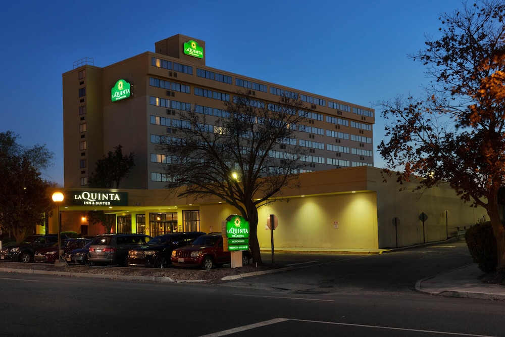 La Quinta Inn and Suites by Wyndham Secaucus Meadowlands 1/41