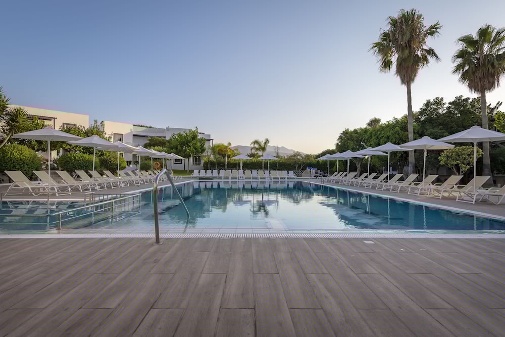 Alexandra Beach Hotel 11/37