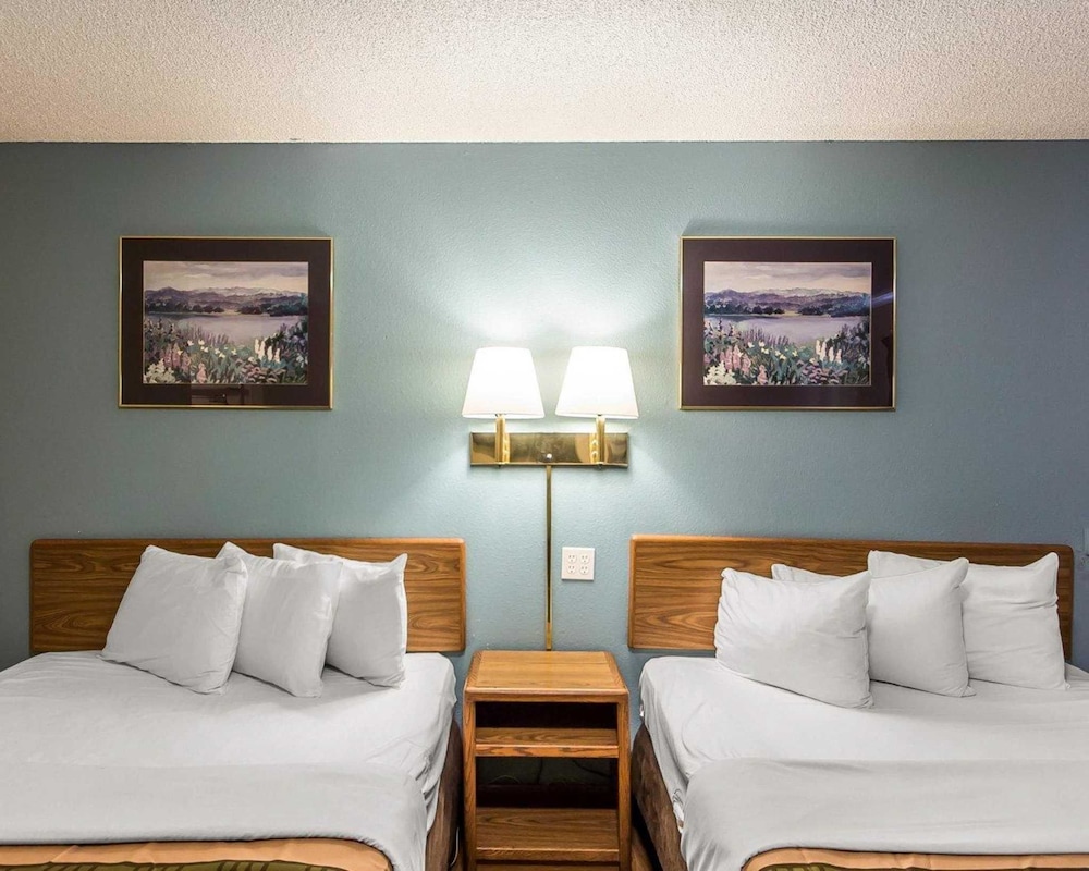 Econo Lodge Pryor 30/58