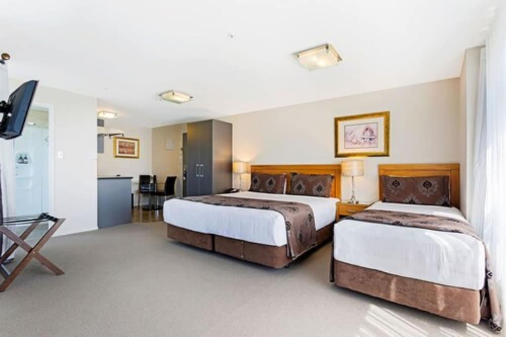 Quality Suites Alexander Inn 30/54