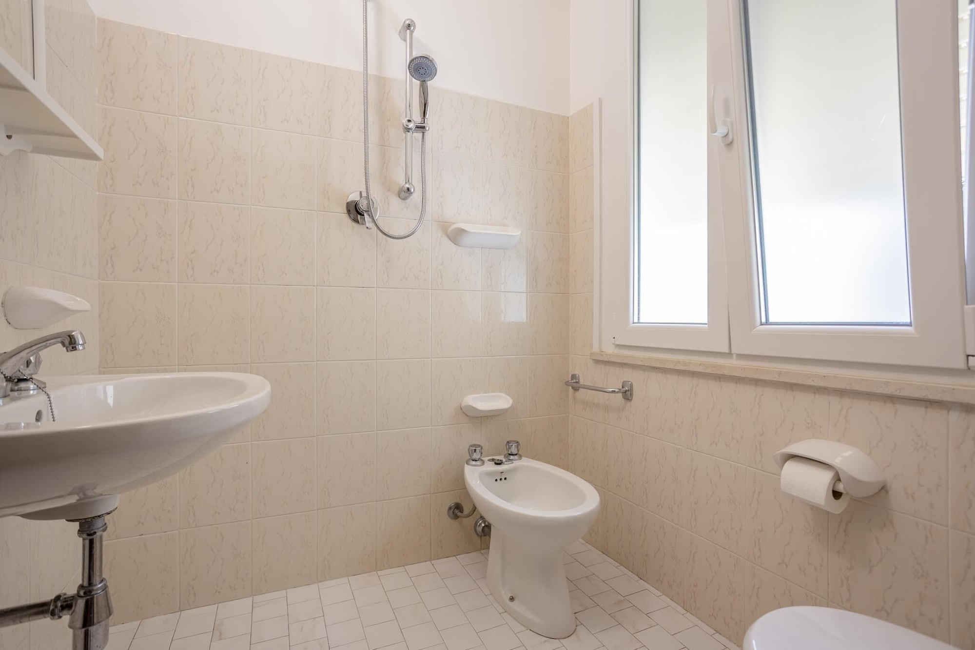ECONOMY, SINGLE, EXTERNAL BATHROOM