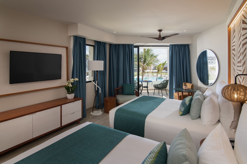 Junior Suite, 2 Double Beds, Tropical View