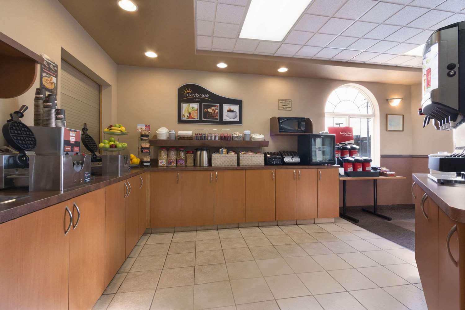 Days Inn & Suites by Wyndham Thunder Bay 2/9