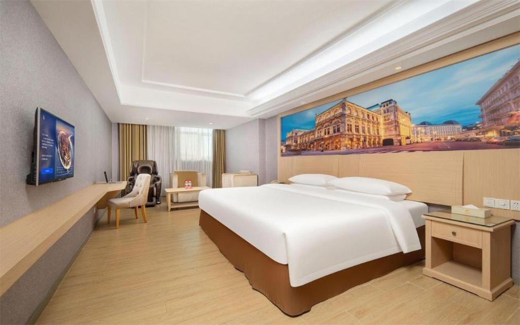 Vienna Hotel (Shenzhen Guanguang Road Foxconn) 34/58