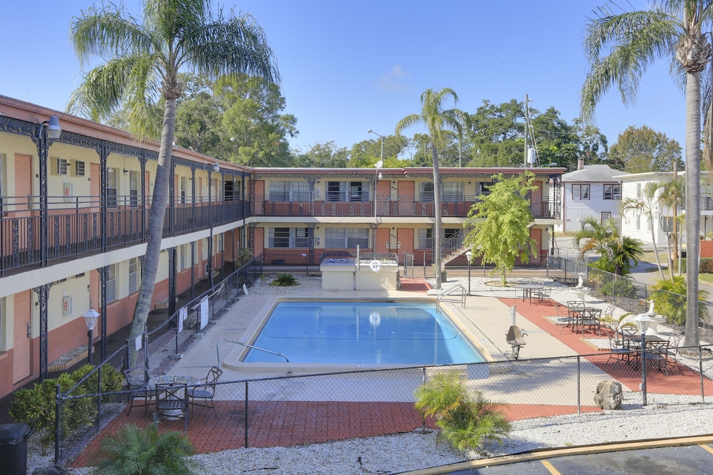 Econo Lodge St. Petersburg Central 34/54