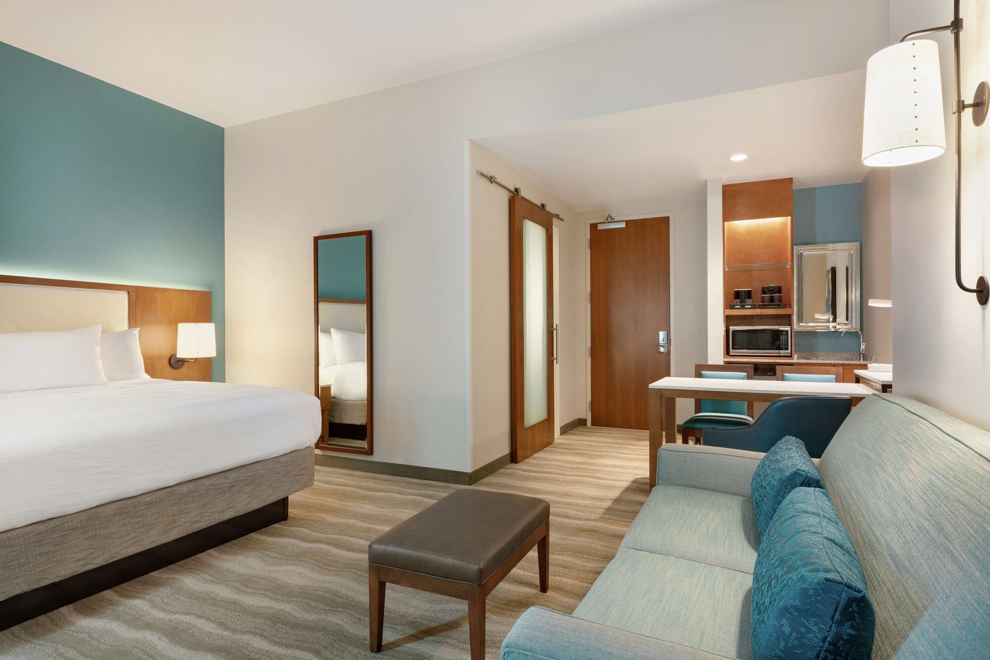 SUITE, KING BED, ACCESSIBLE