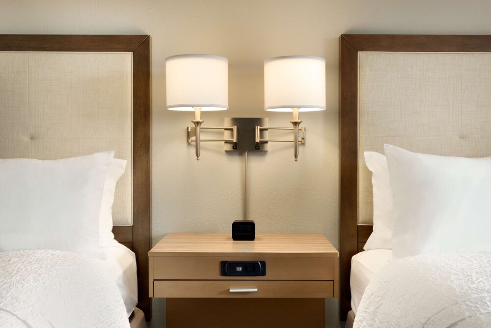 Hampton Inn And Suites 13/34