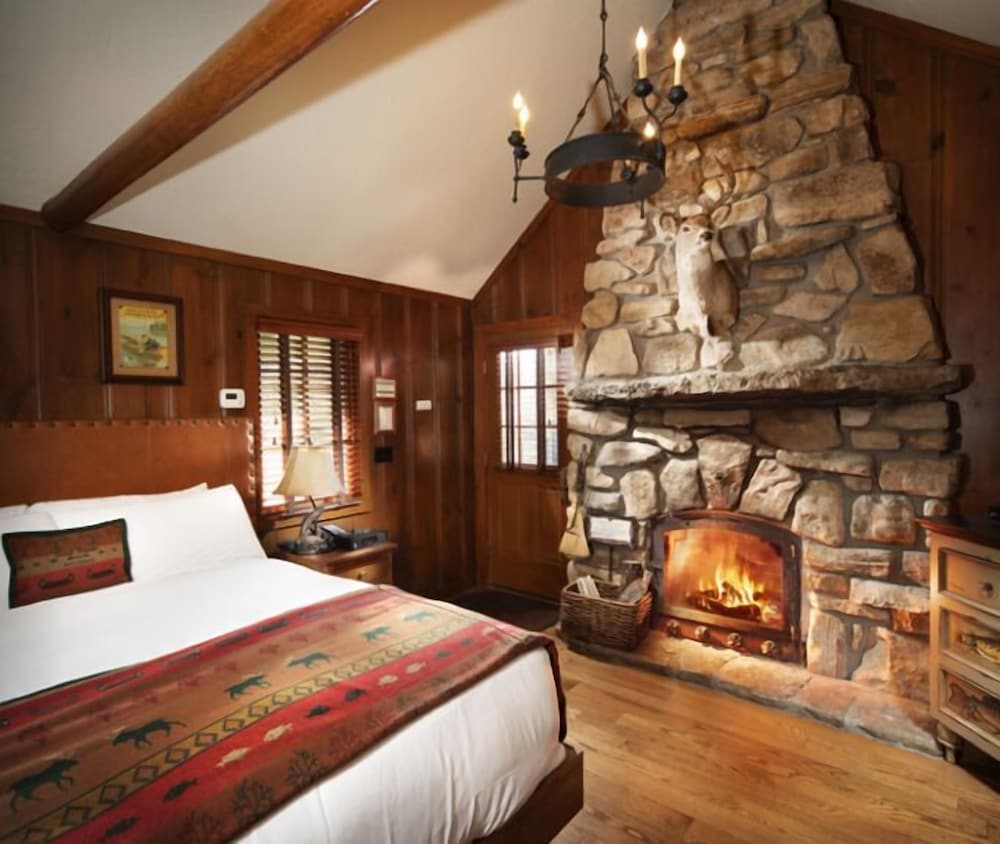Knotty Pine, Cottage, King Bed