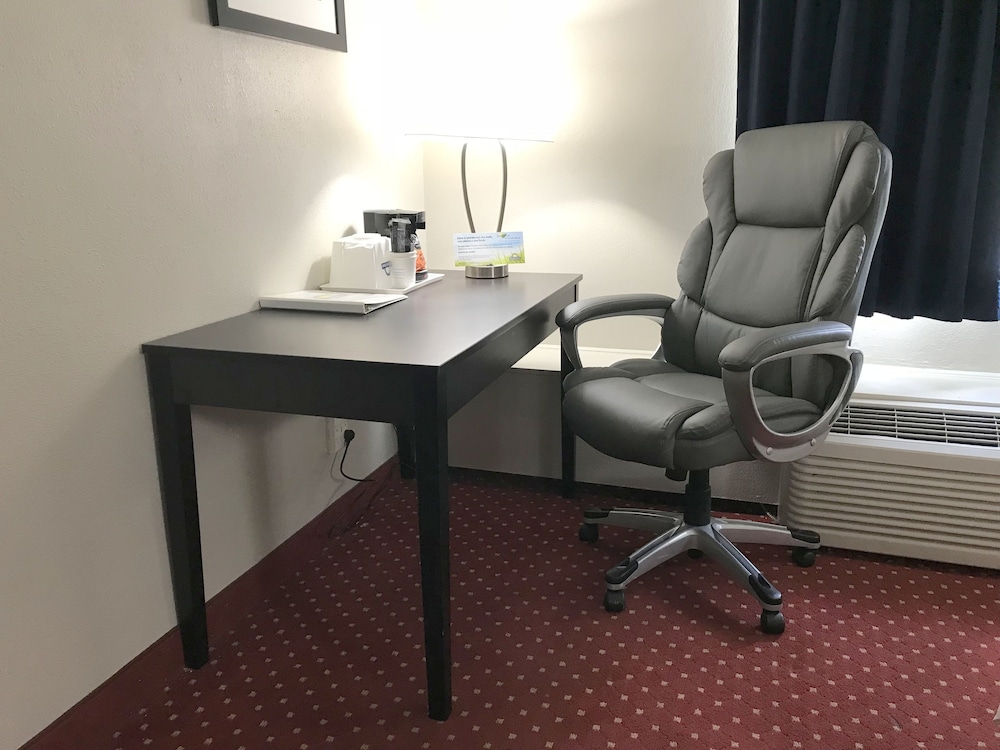 Days Inn By Wyndham Livonia - Detroit 54/59