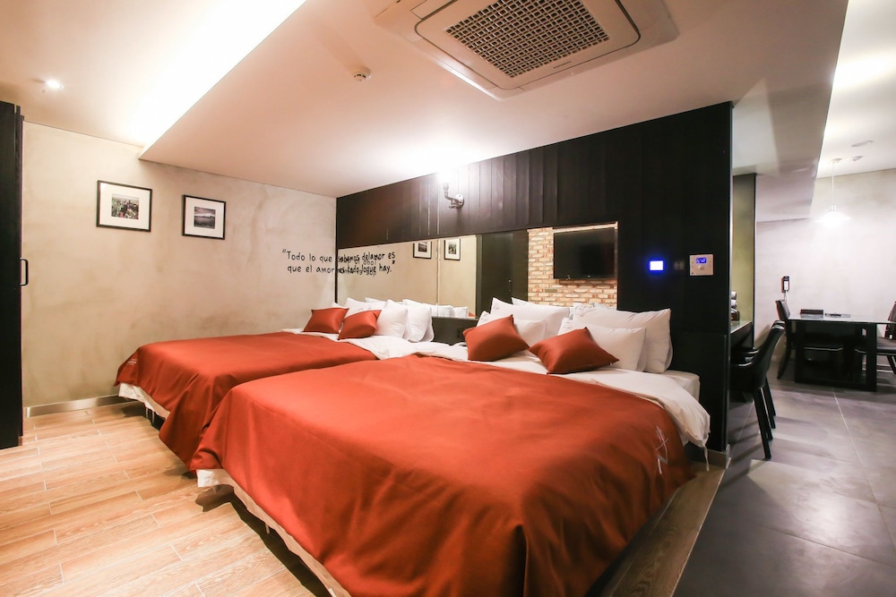 Hotel 2.4 12/50