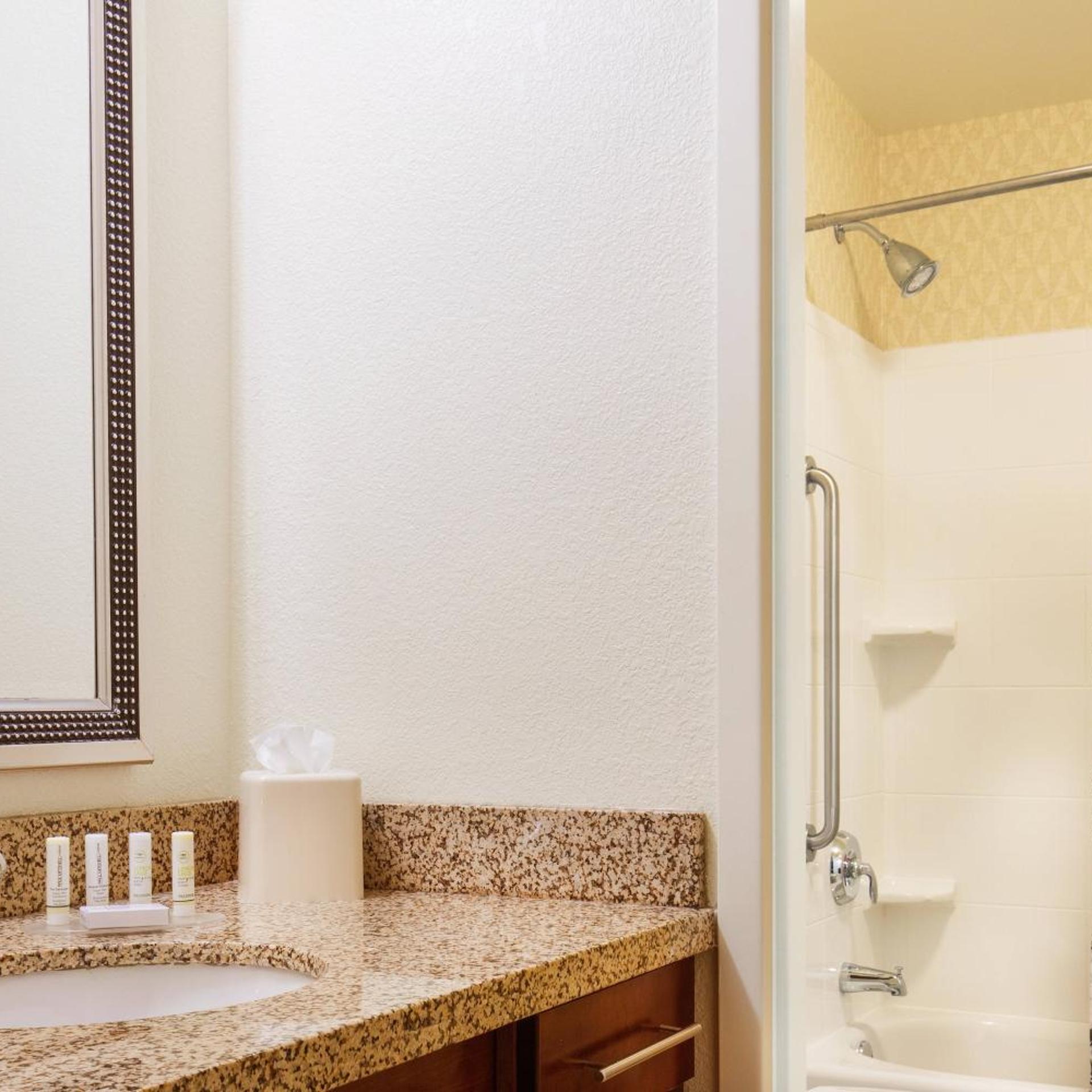 استوديو بسرير كينج مع أريكة بحوض استحمام لذوي الإعاقة، RESIDENCE INN BY MARRIOTT PORTLAND DOWNTOWN WATERFRONT 6/8