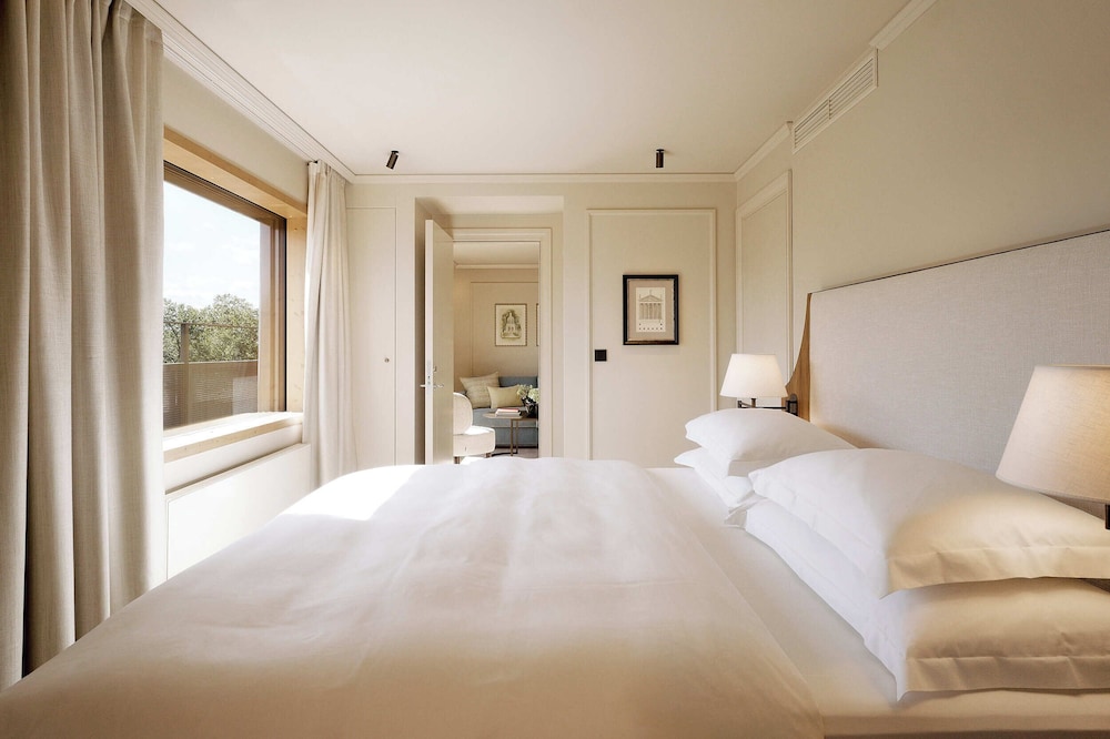 SUITE, PARK VIEW, CORNER