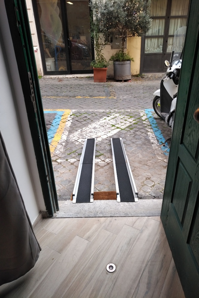 Flatinrome Deluxe Rooms 44/50