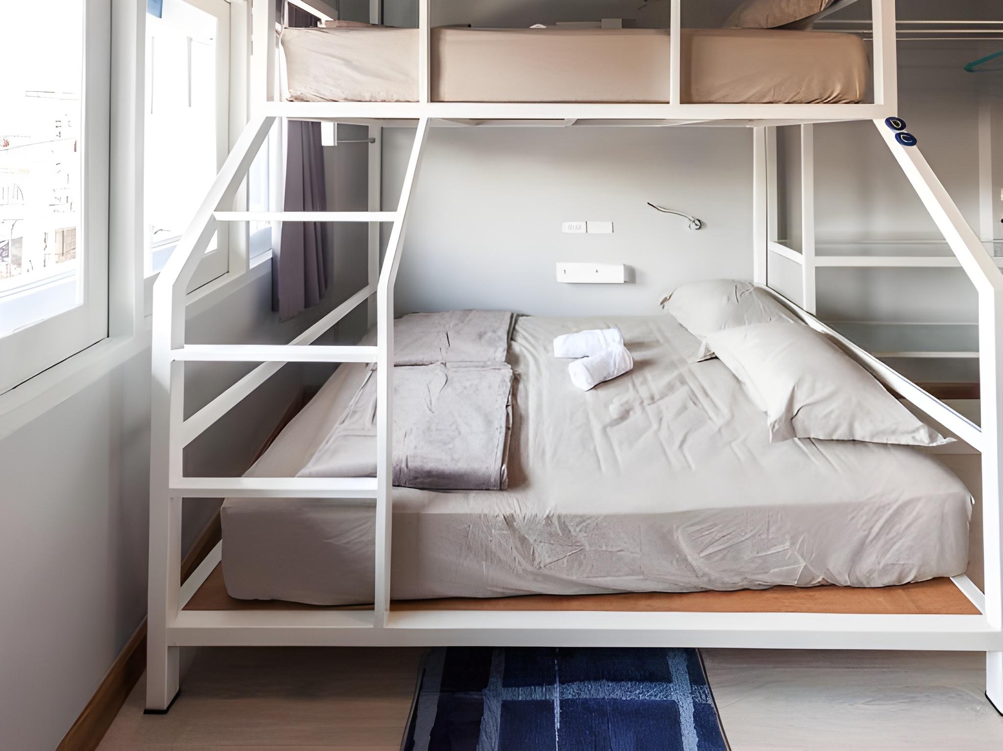 Private, 5 Beds, 1 Queen and 3 Single Beds, Shared Bathroom