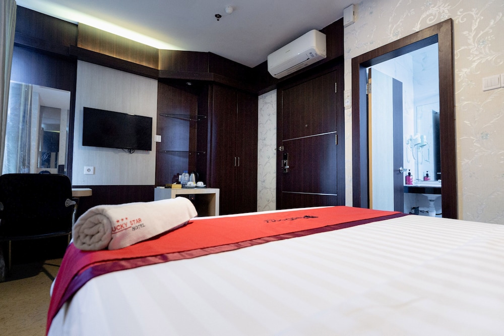 RedDoorz Premium near Grand Batam Mall 36/50