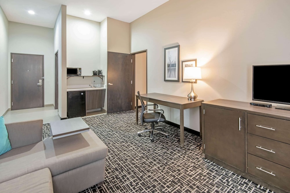 La Quinta Inn & Suites by Wyndham Weatherford OK 42/47