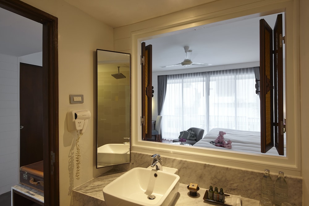 Loligo Resort Hua Hin + A Fresh Twist By Let's Sea 80/81