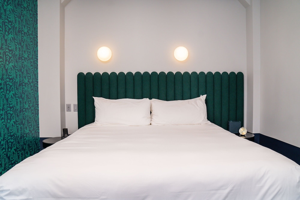 ROOM, KING BED