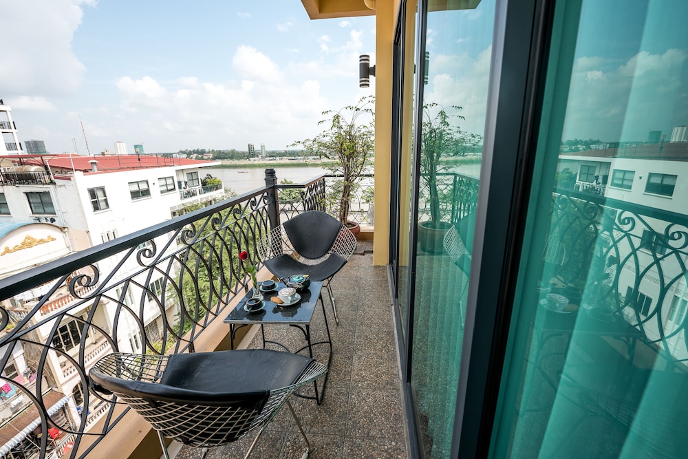 Ohana Phnom Penh Palace Hotel 48/56