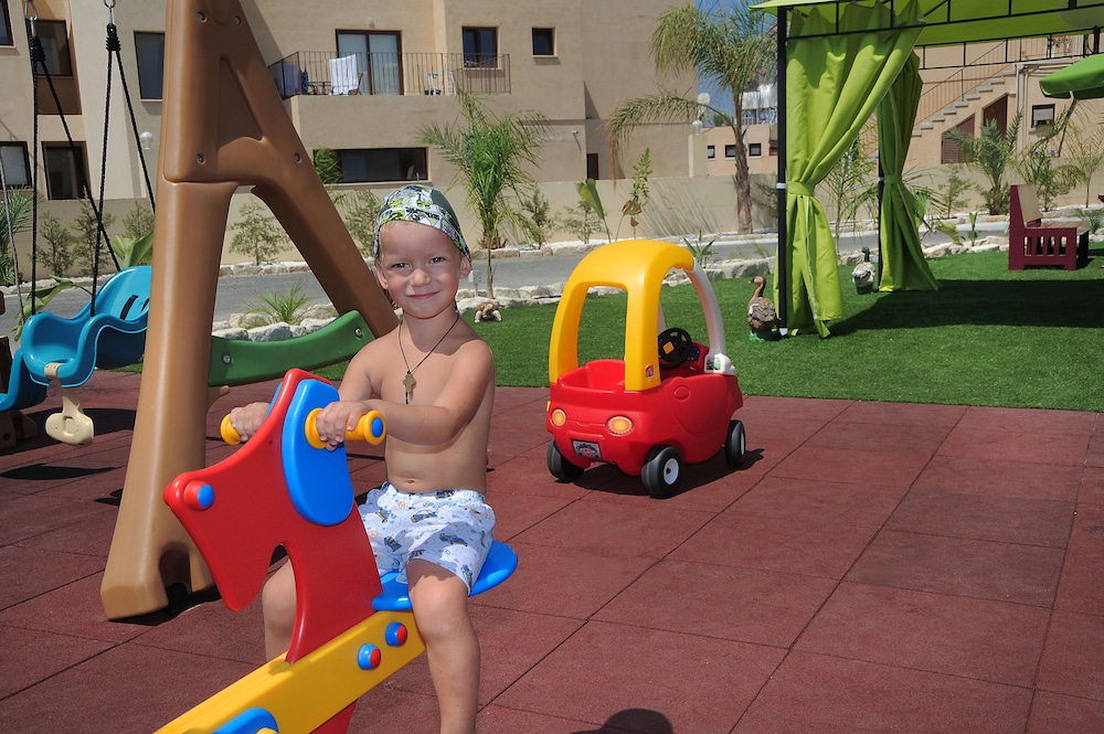 Nelia Gardens 33/48