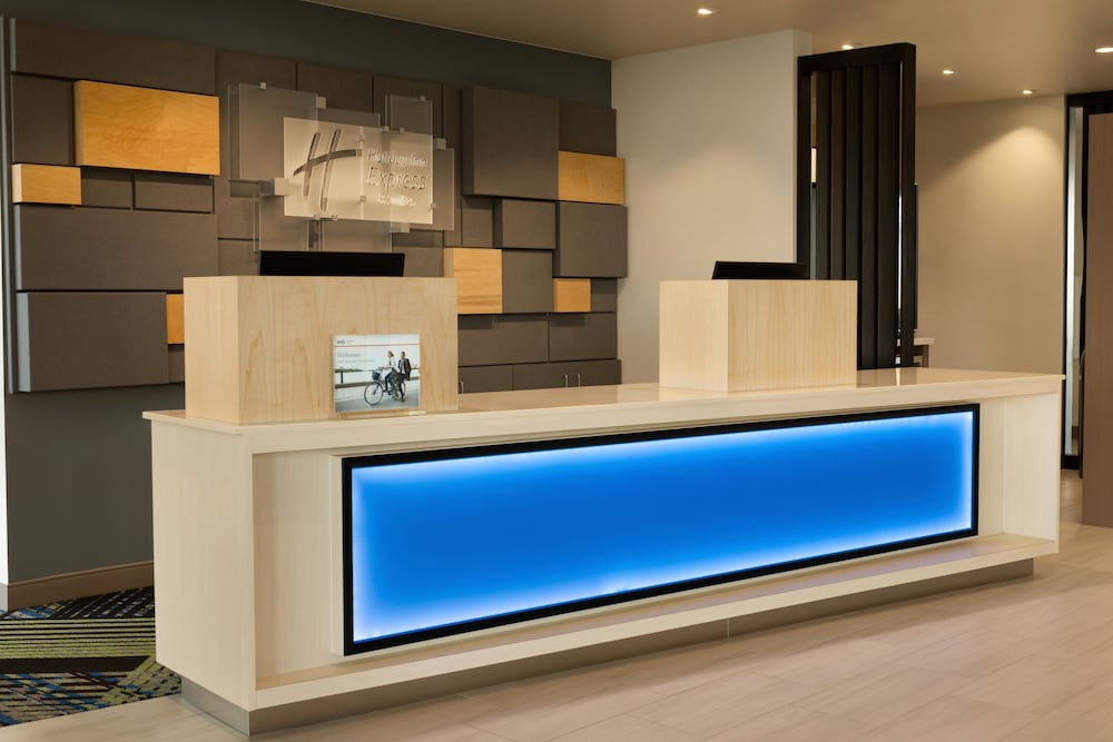 Holiday Inn Express Suites Beaver Dam 7/50