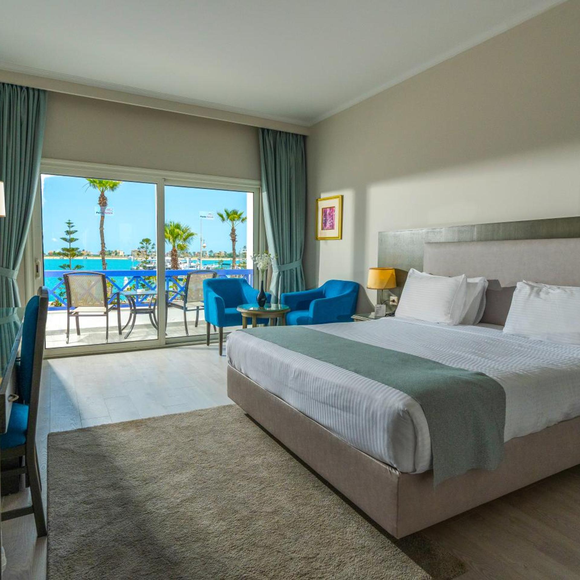 غرفة بسرير مزدوج أو سريرين منفصلين بإطلالة على البحر، M Hotels at Porto Marina 3/9
