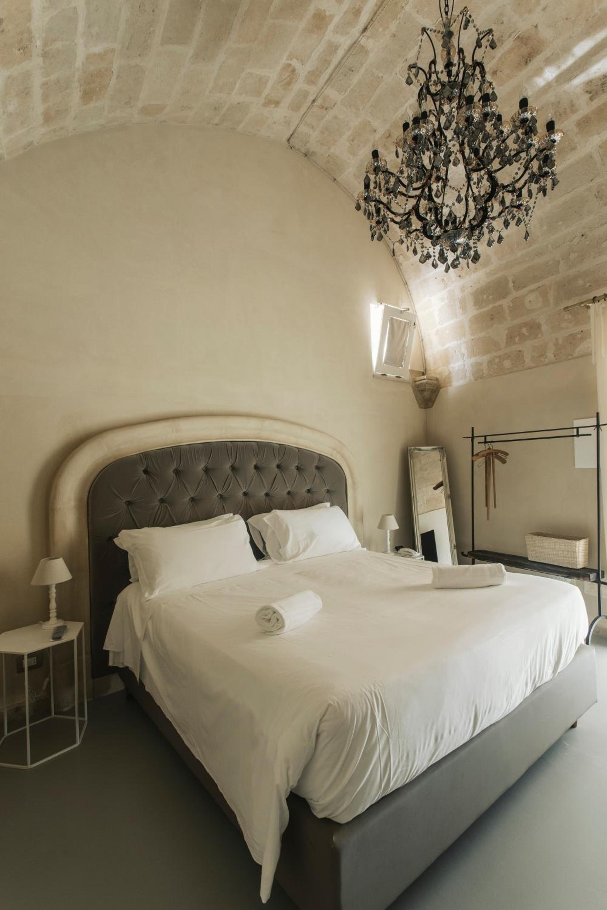 ROOM, DOUBLE BED