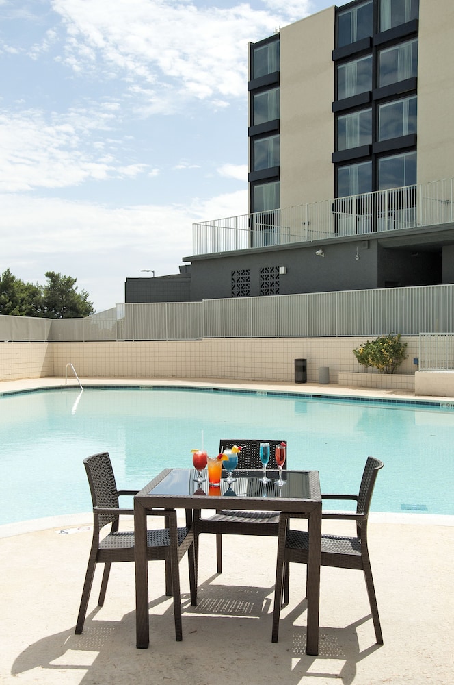 HOLIDAY INN VICTORVILLE 57/77