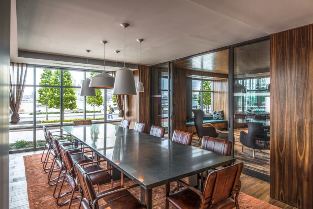 Global Luxury Suites East Boston 32/50