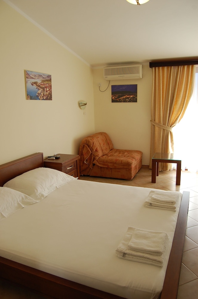 Apartments Dobrotski Dvori 6/64