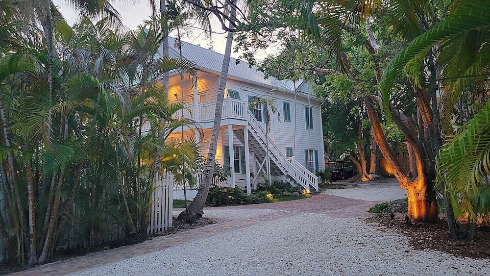 The Paradise Inn Adults Only 68/75
