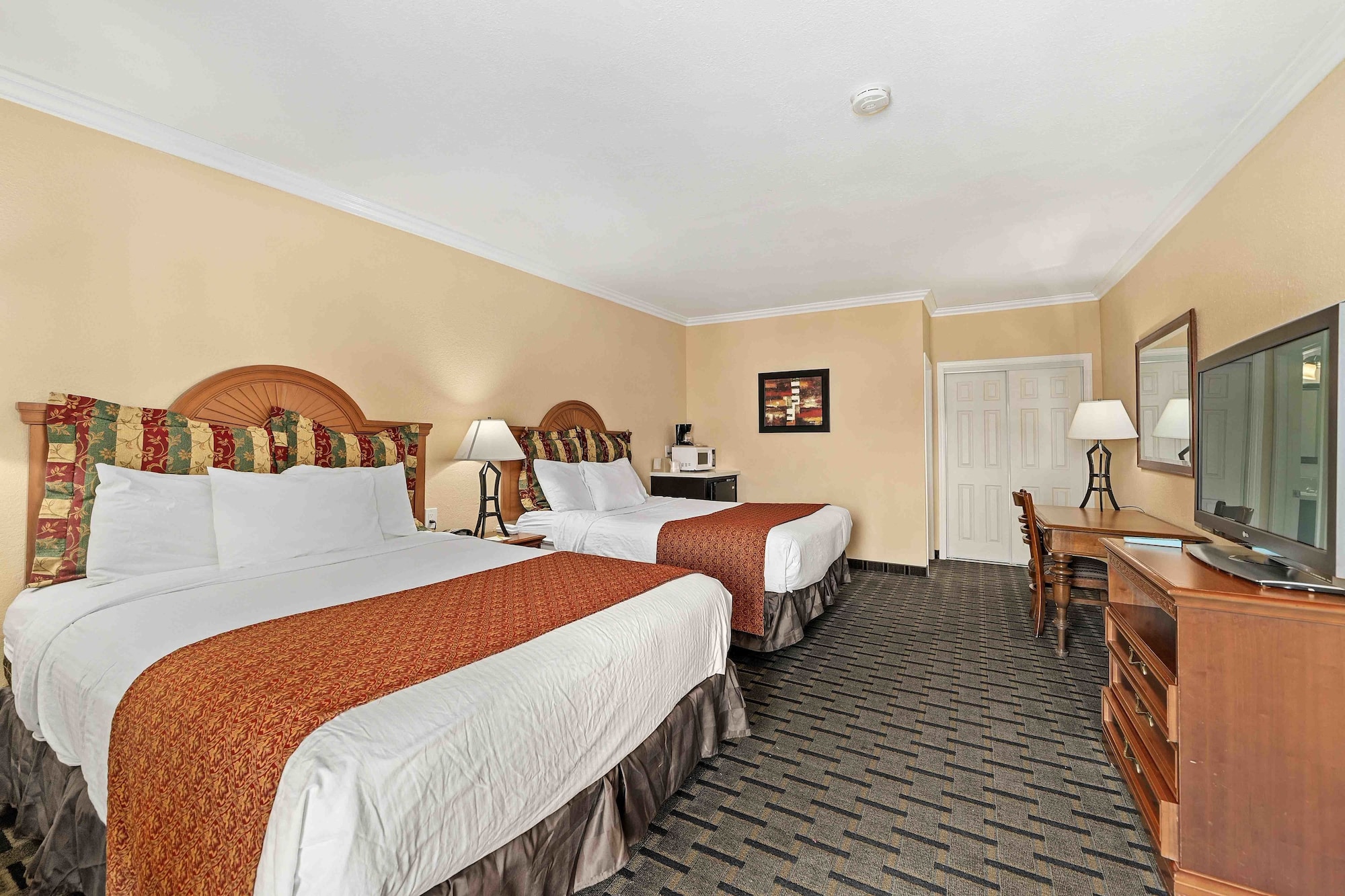STANDARD, 2 QUEEN BEDS