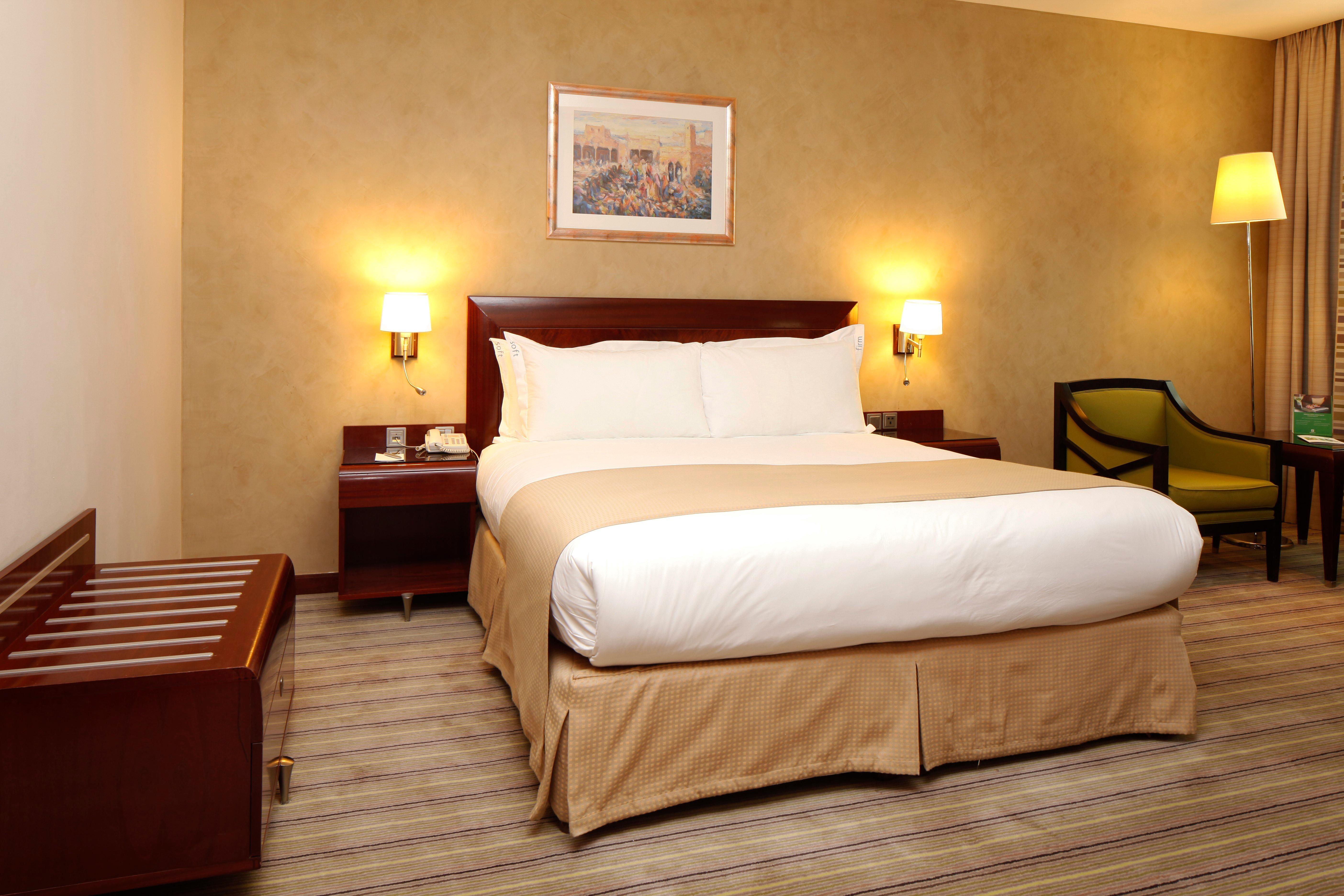 غرفة بسرير كينج بإطلالة على المسبح، هوليداي إن - العليا(Holiday Inn Olaya) 2/3