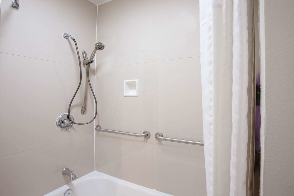 Travelodge Inn & Suites by Wyndham Anaheim on Disneyland Dr 18/31