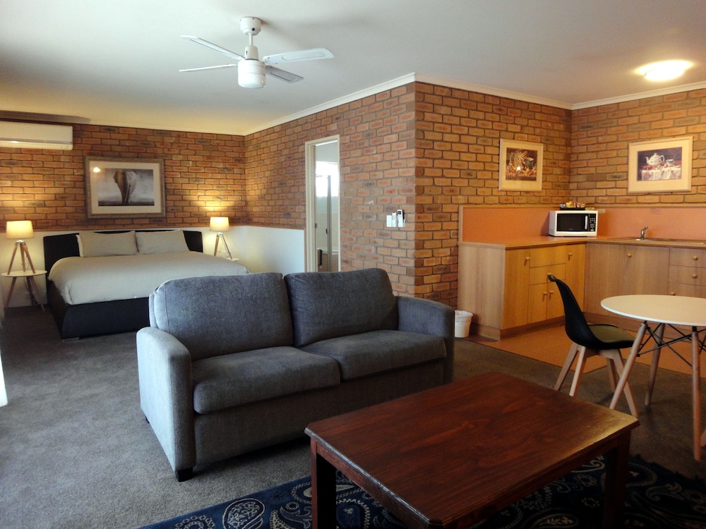 SUMMERHILL MOTOR INN 53/70