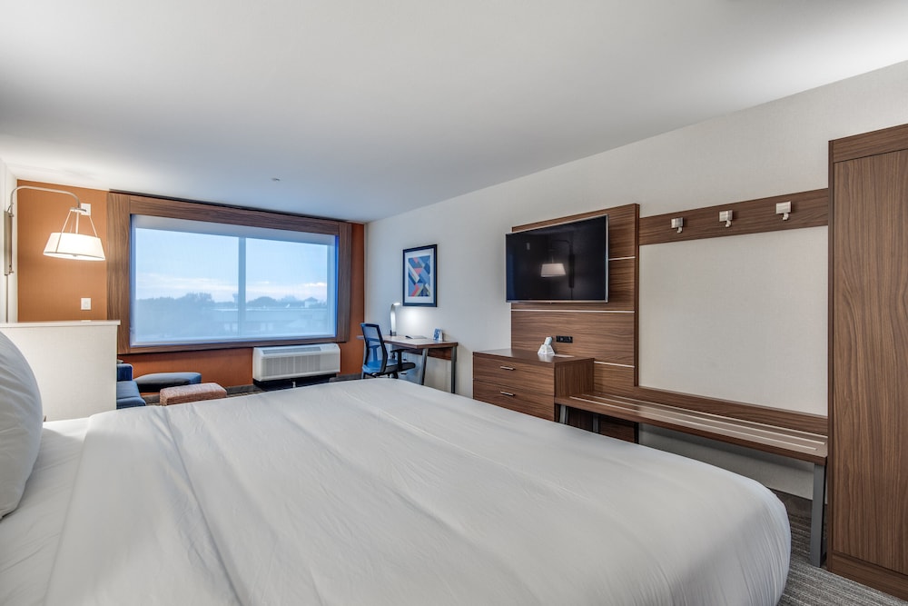Holiday Inn Express And Suites Dallas North Addison 21/64