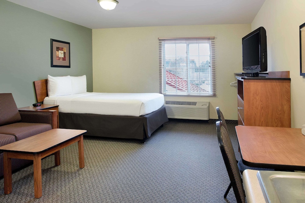 SUITE, QUEEN BED, SMOKING