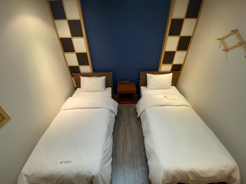 ROOM, SINGLE, TWIN BEDS