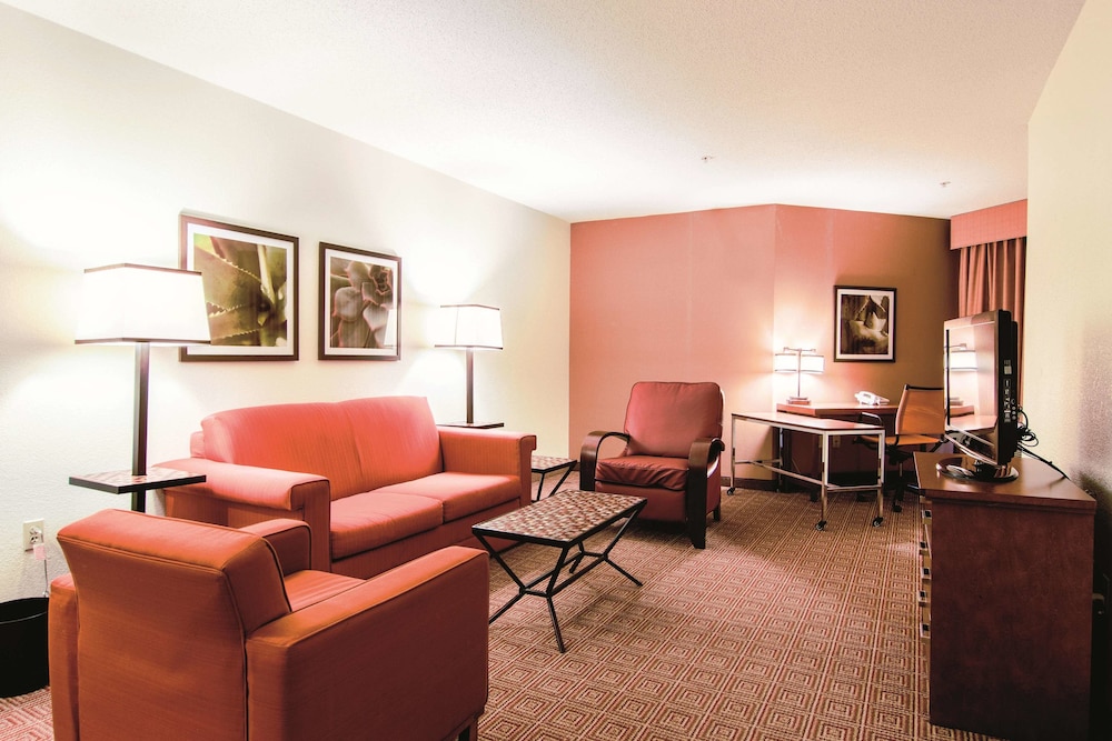 La Quinta Inn & Suites by Wyndham Bannockburn-Deerfield 28/56